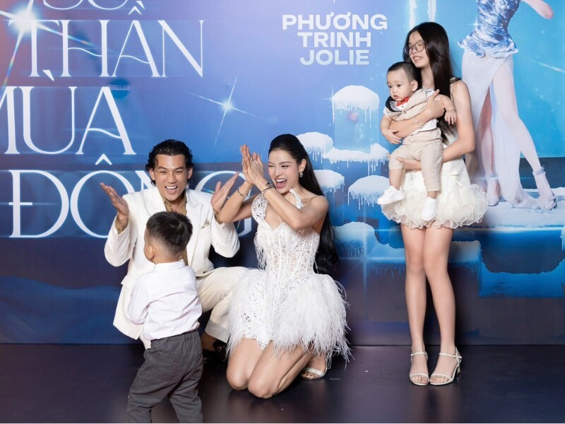 Sự xuất hiện bất ngờ của cô bé trong ngày trọng đại của mẹ khiến khán giả vô cùng xúc động, bởi Mia chính là "trái tim" và nguồn động lực lớn nhất của Phương Trinh Jolie trong suốt những năm tháng làm mẹ đơn thân.