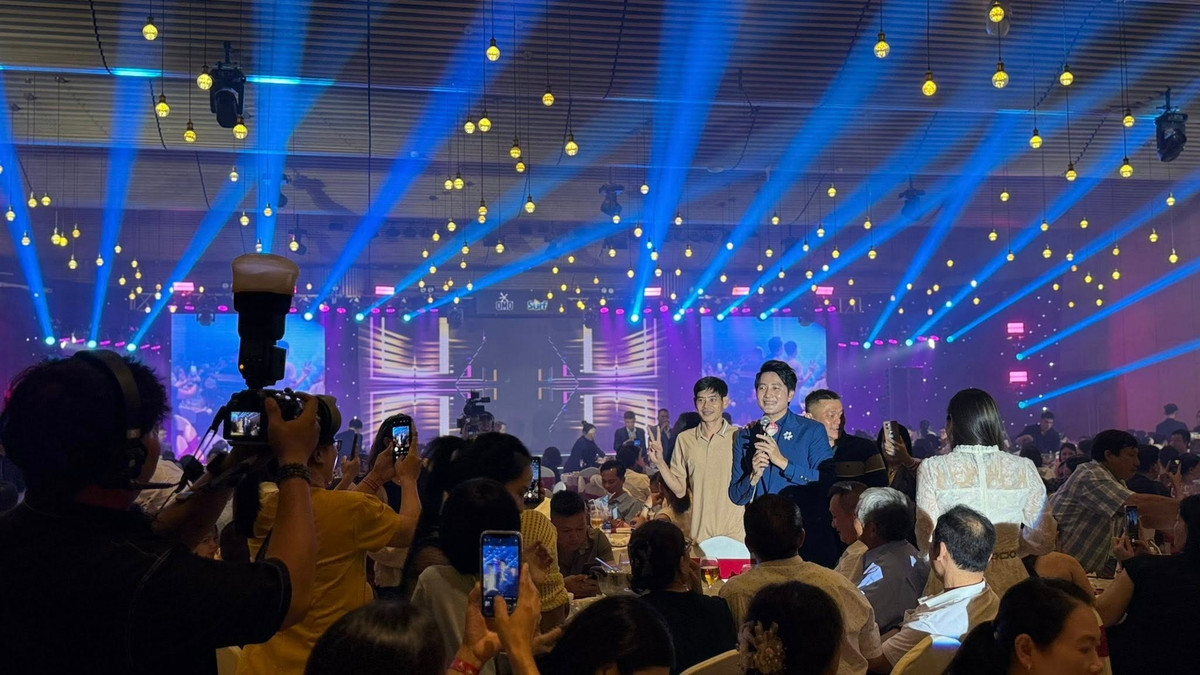 Ca sĩ Phi Hùng đón nhận tình cảm nồng nhiệt từ khán giả. Ảnh: FB Nguyễn Phi Hùng