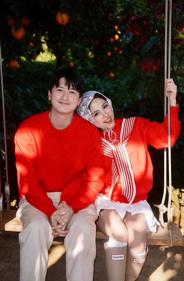 Mới đây, Huỳnh Anh và Bạch Lan Phương đăng tải loạt ảnh đôi chụp trong vườn quýt sai trĩu quả.