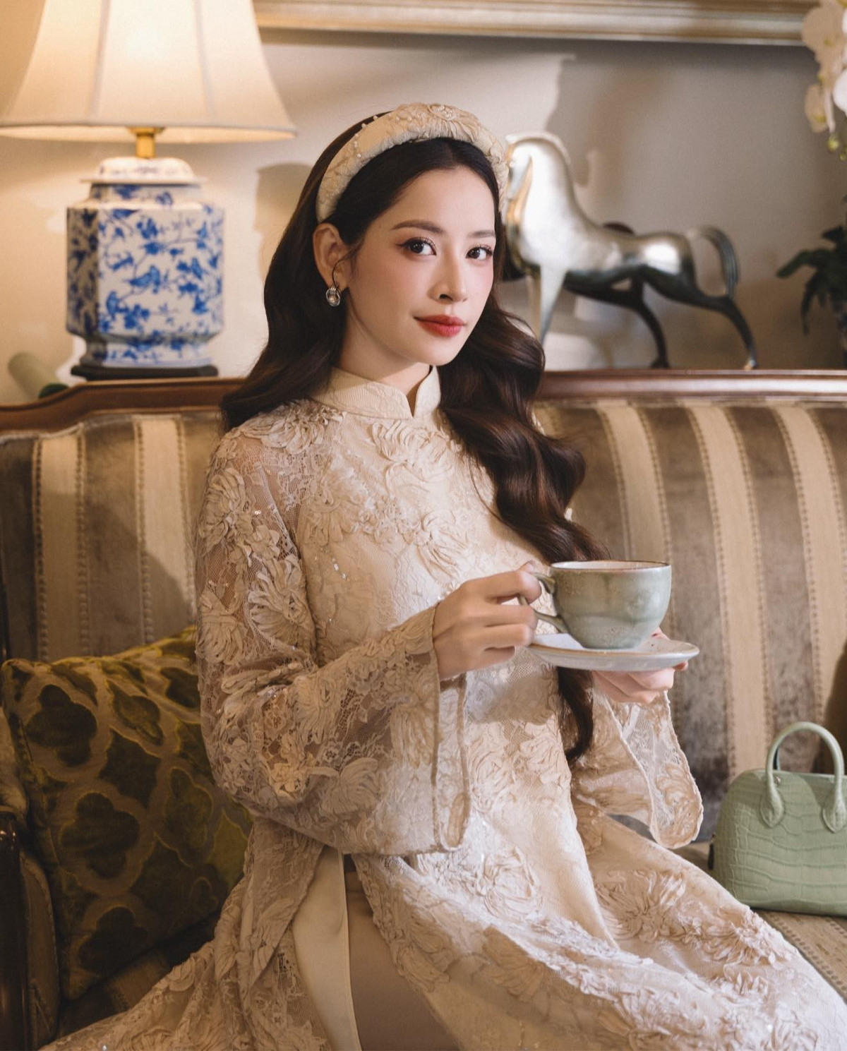 Tin tức sao Việt 24/1: Ca sĩ Chi Pu cho biết cô đã chuẩn bị đầy đủ 10 bộ áo dài mặc Tết. Ảnh: FB Chi Pu