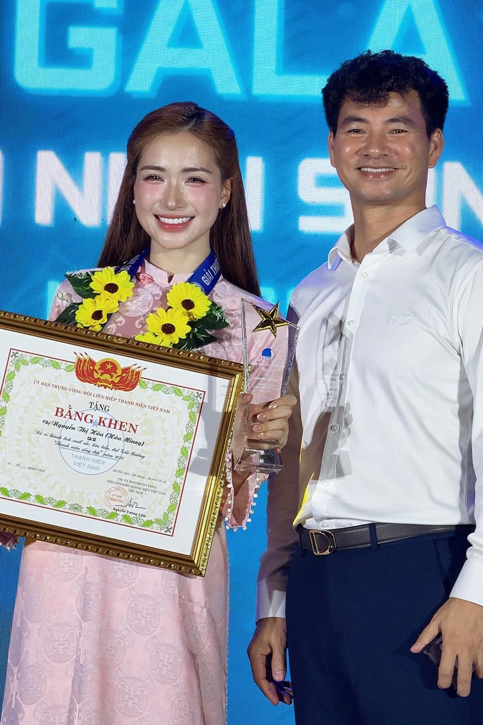 Ca sĩ Hòa Minzy cho biết thấy vinh dự, hạnh phúc khi nhận danh hiệu 'Thanh niên sống đẹp' do Ủy ban Trung ương Hội Liên hiệp Thanh niên Việt Nam trao tặng, tối 11/10. Ảnh: FB Hòa Minzy