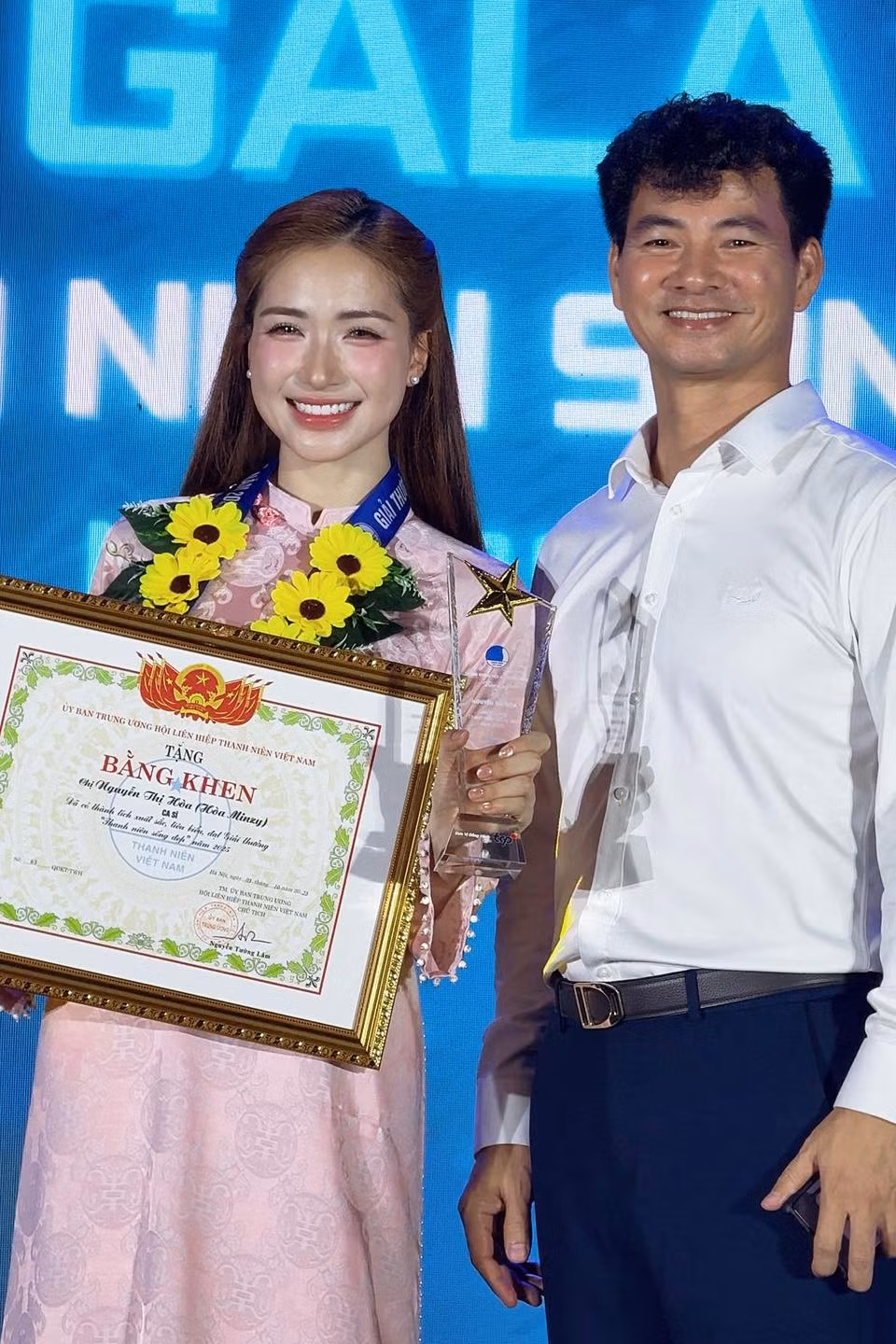 Ca sĩ Hòa Minzy cho biết thấy vinh dự, hạnh phúc khi nhận danh hiệu 'Thanh niên sống đẹp' do Ủy ban Trung ương Hội Liên hiệp Thanh niên Việt Nam trao tặng, tối 11/10. Ảnh: FB Hòa Minzy