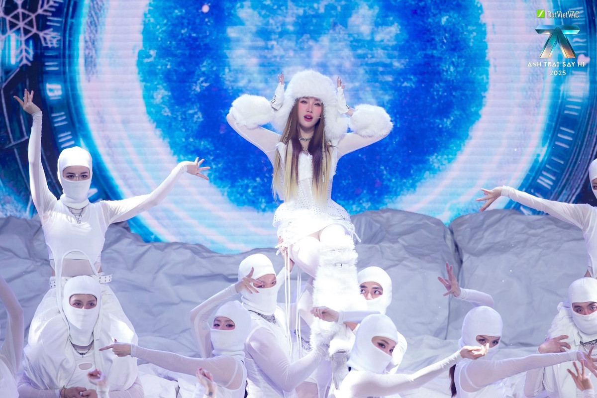 Ca sĩ Bảo Thy được khán giả khen trẻ đẹp, sáng sân khấu khi tái xuất trong tiết mục 'Makeup' tại live stage 3 Anh trai say hi tối 1/11, sau 5 năm ở ẩn. Ảnh: FB Bảo Thy