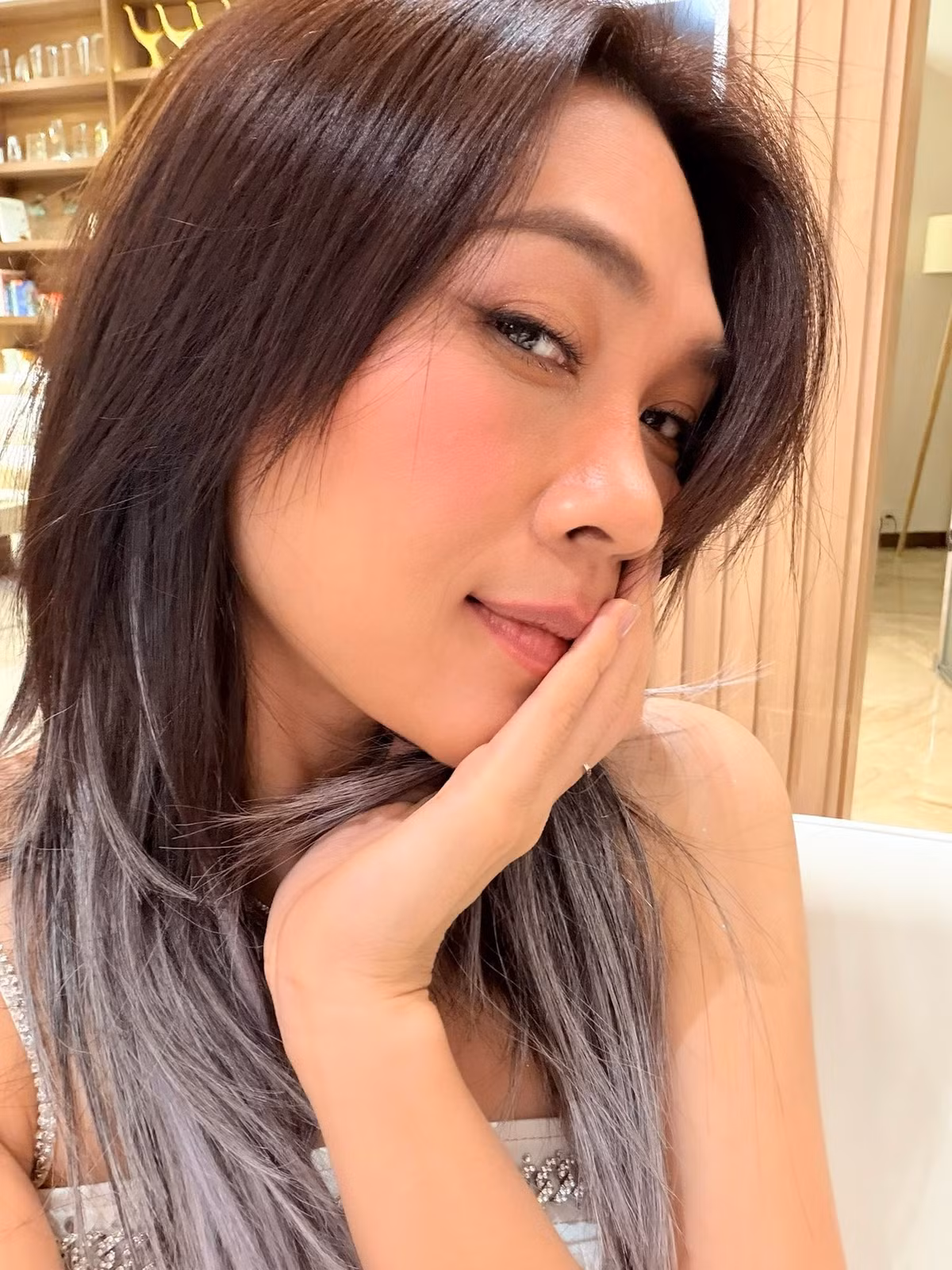 Mái tóc buông nhẹ tự nhiên cùng phong cách trang điểm tối giản giúp Mỹ Tâm tôn lên vẻ đẹp nữ tính, đằm thắm.