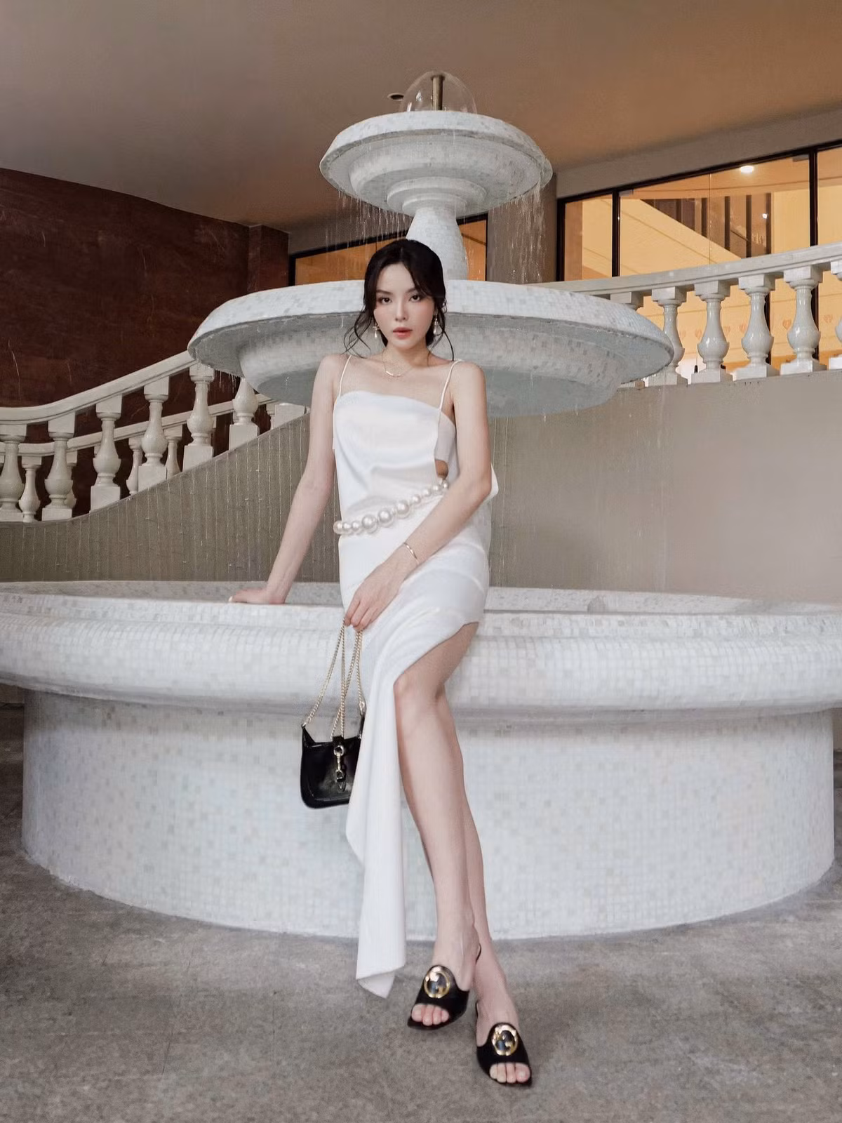 Cô thường xuyên lựa chọn những thiết kế khoét sâu mạnh tay, phô diễn đường cong quyến rũ, vòng một đầy đặn cùng vòng eo nhỏ đáng ngưỡng mộ.