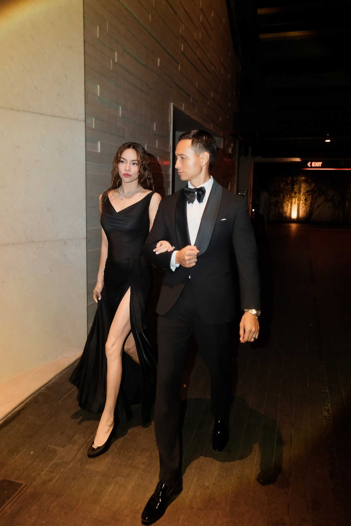 Tủ đồ của cô ngập tràn những thiết kế mang chất liệu mỏng manh, xuyên thấu, đôi khi là những đường cắt xẻ táo bạo giúp khoe trọn lợi thế hình thể.