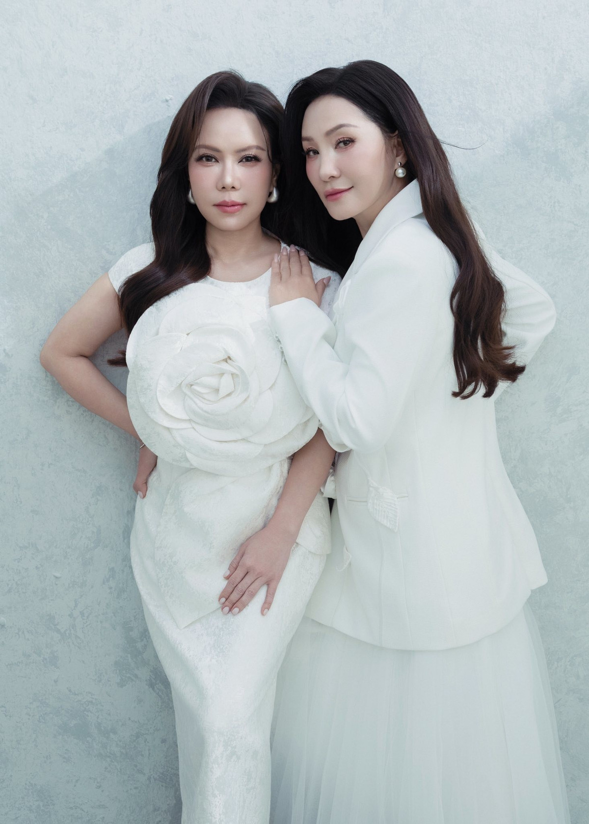 Hai nghệ sĩ Việt Hương và Hồng Đào mặc trang phục đồng điệu trong bộ ảnh quảng bá phim Cục vàng của ngoại. Ảnh: FB Hồng Đào