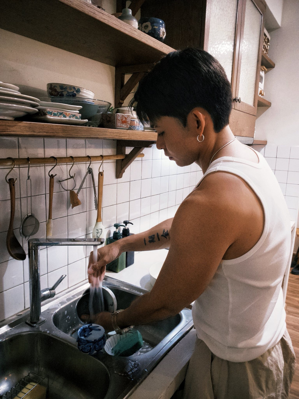 Ca sĩ Jun Phạm khoe cơ bắp khi rửa bát khiến fan mê tít. Ảnh: FB Jun Phạm