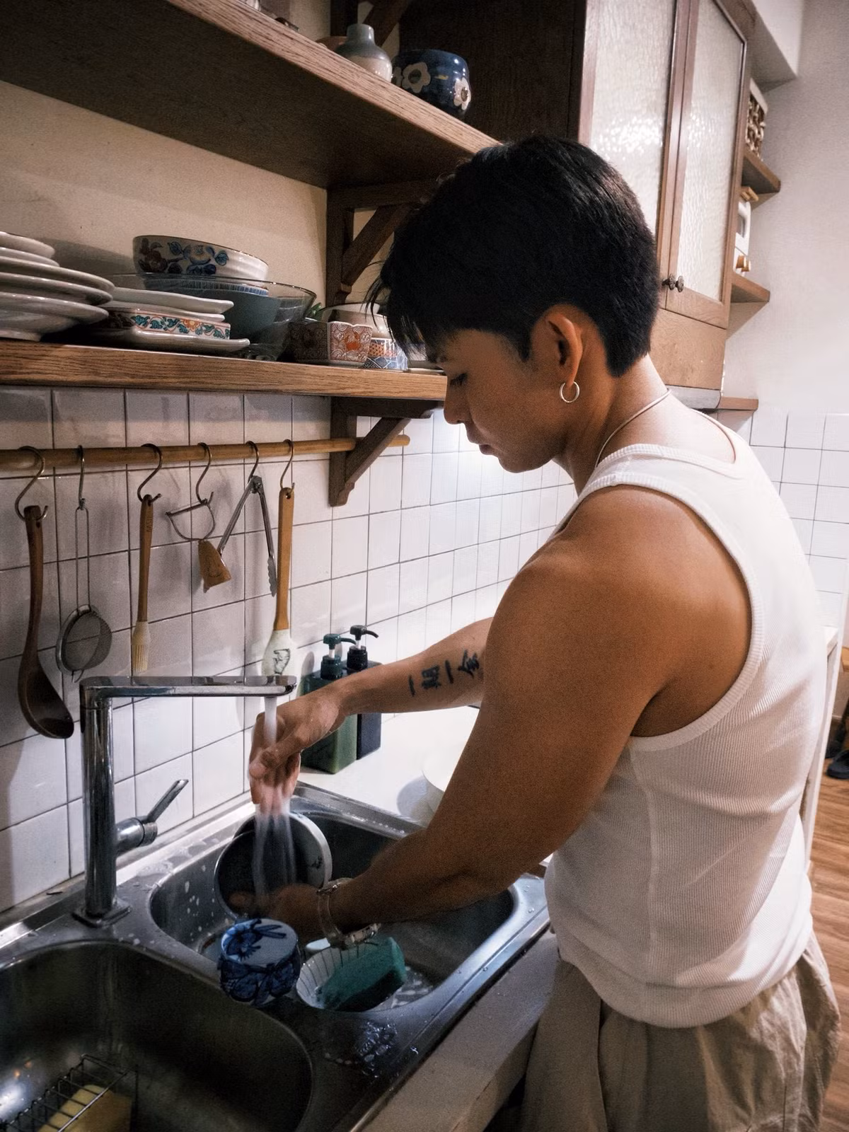 Ca sĩ Jun Phạm khoe cơ bắp khi rửa bát khiến fan mê tít. Ảnh: FB Jun Phạm