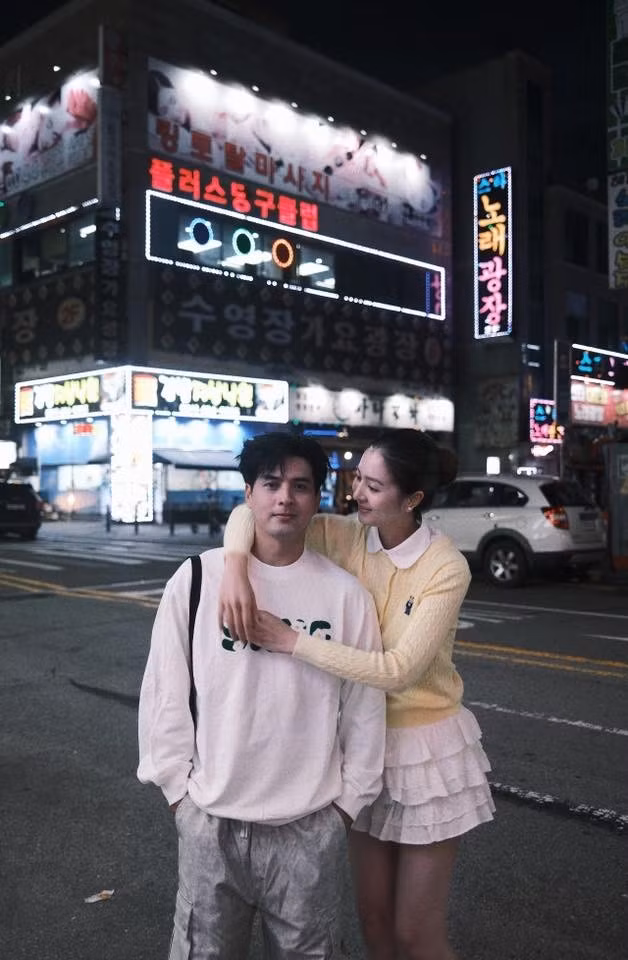 Vợ chồng "son" Hồ Quang Hiếu dạo chơi Hàn Quốc sau đám cưới. Ảnh: FB Hồ Quang Hiếu