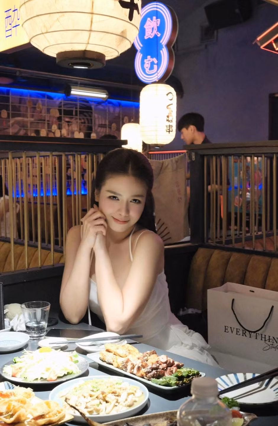 Nhiều khán giả nhận xét nữ ca sĩ trông không khác gì thiếu nữ tuổi đôi mươi.