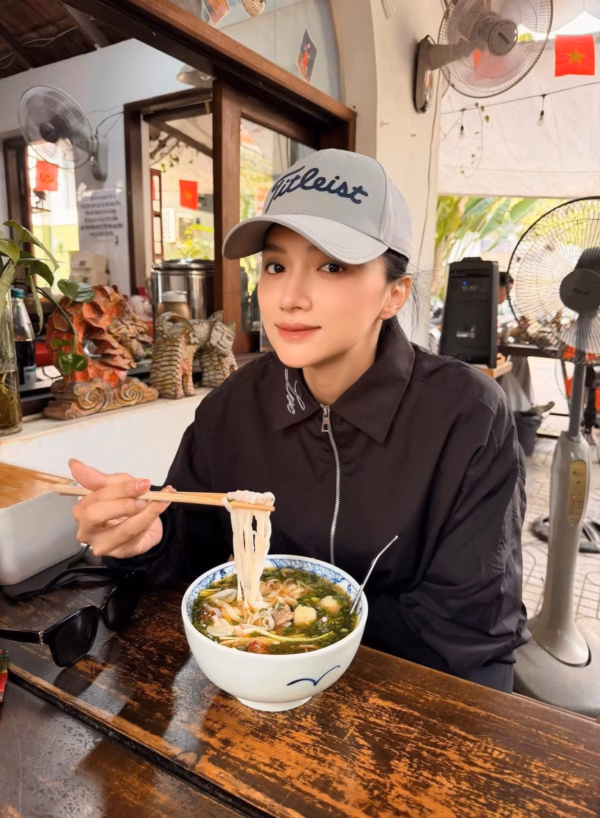 Hoa hậu Hương Giang thưởng thức bát phở bò sau nhiều ngày xa nhà để thi Miss Universe 2025. Ảnh: FB Nguyễn Hương Giang