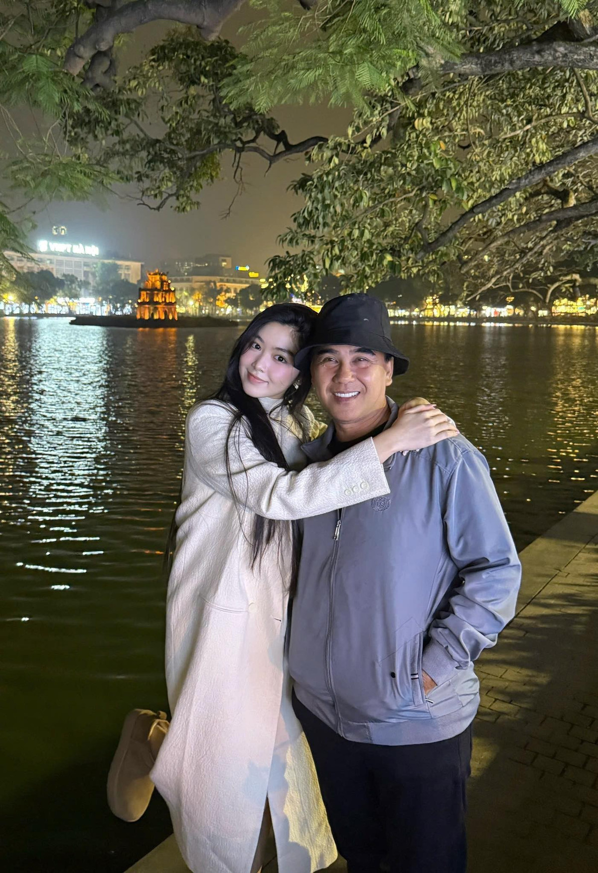 MC Quyền Linh đăng ảnh với con gái ở Hà Nội. Ảnh: FB Quyền Linh