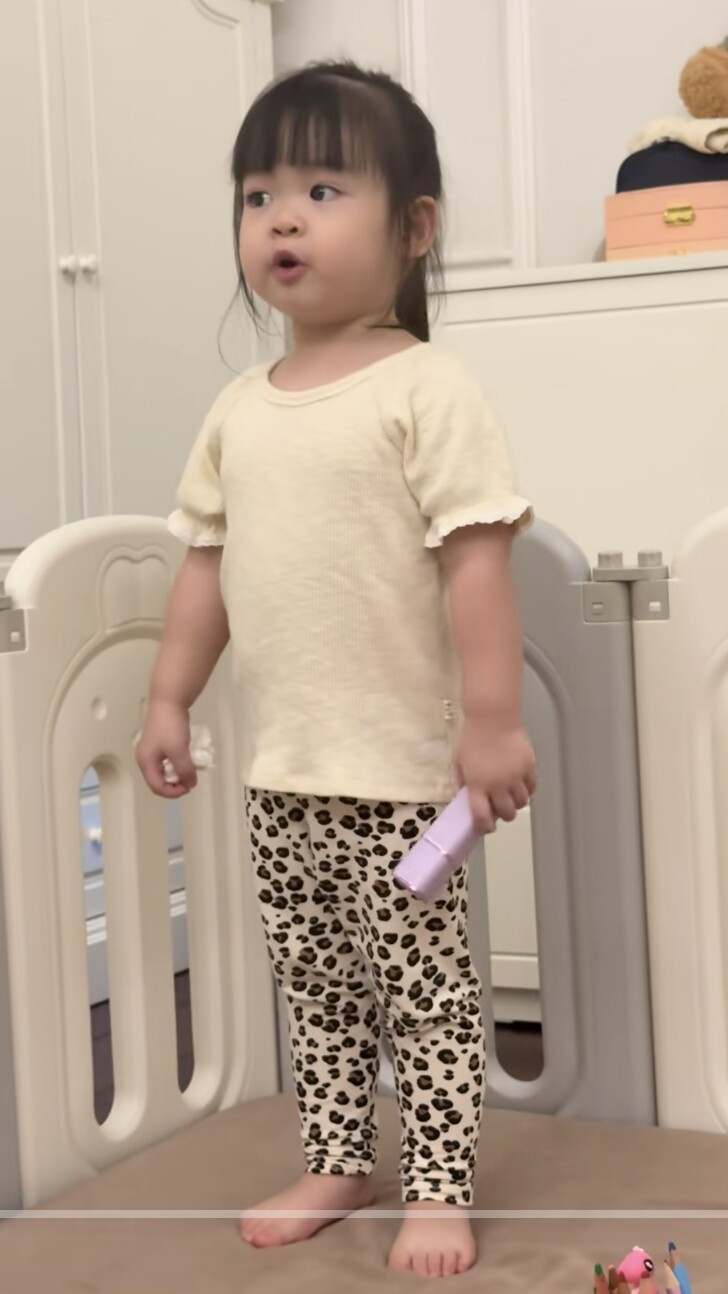 Titi – tên thân mật của ái nữ nhà nàng hậu gây “bão mạng” với gương mặt xinh xắn, đôi mắt to tròn long lanh. Biểu cảm tự nhiên, trong sáng cùng cách hát dõng dạc của cô bé khiến ai xem cũng phải bật cười thích thú.