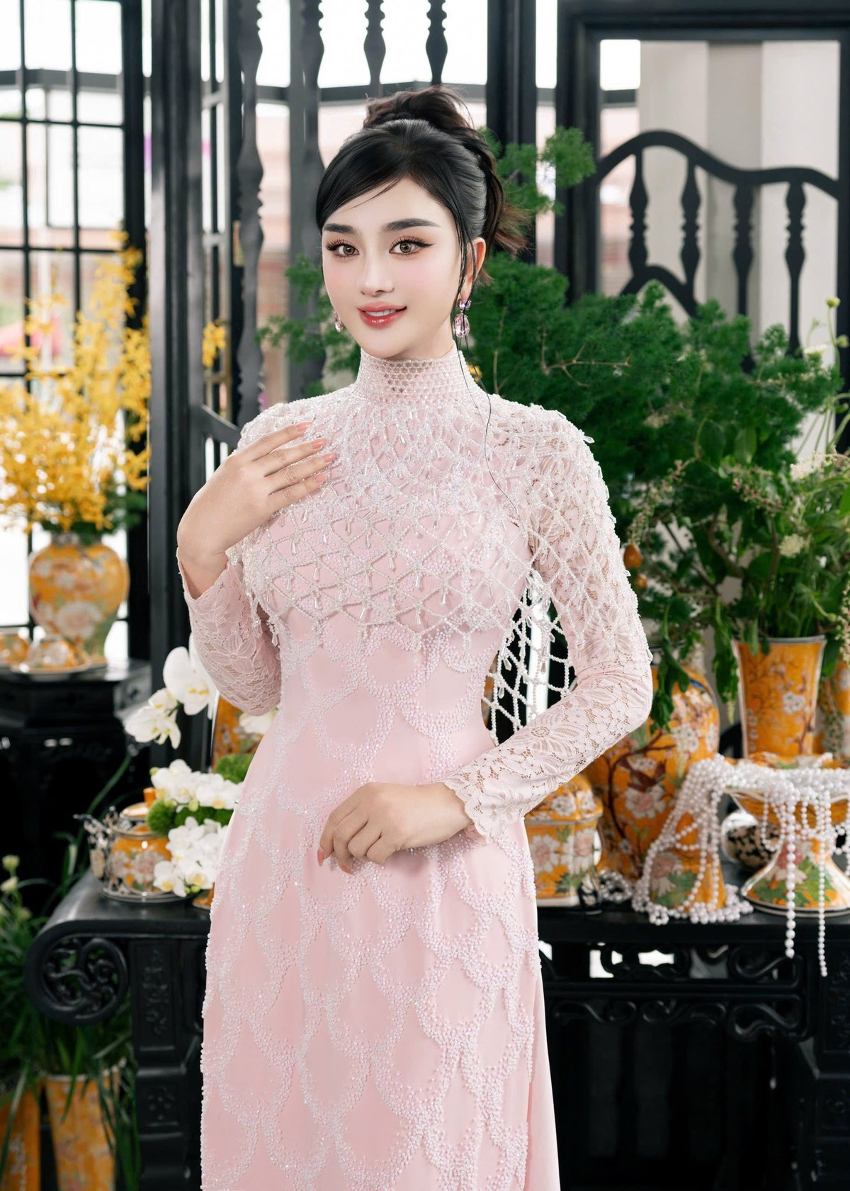 Ca sĩ Lâm Khánh Chi diện áo dài cách tân, đính kết cầu kỳ của nhà thiết kế Minh Châu. Ảnh: FB Lâm Khánh Chi