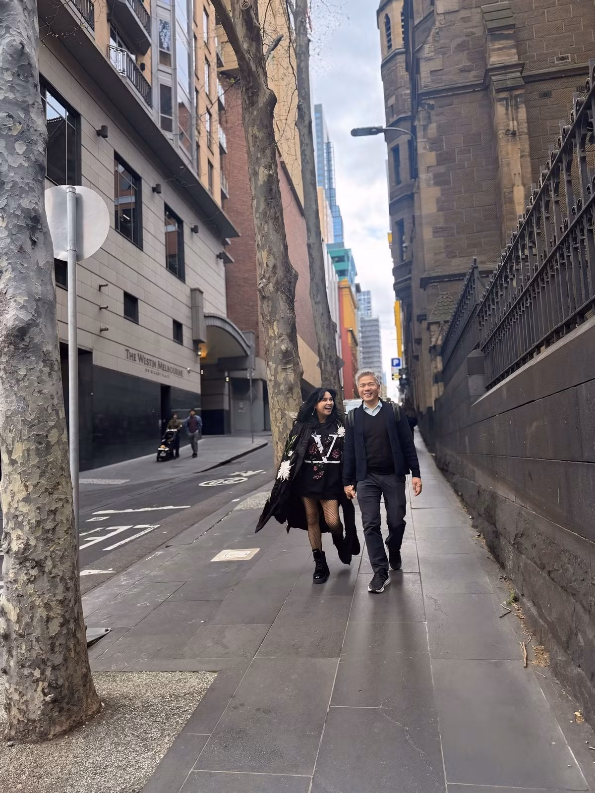 Trong khung cảnh lãng mạn của thành phố nước Úc, cả hai không ngần ngại thể hiện tình cảm, nắm tay, tựa vai, trao nhau ánh nhìn đầy yêu thương.