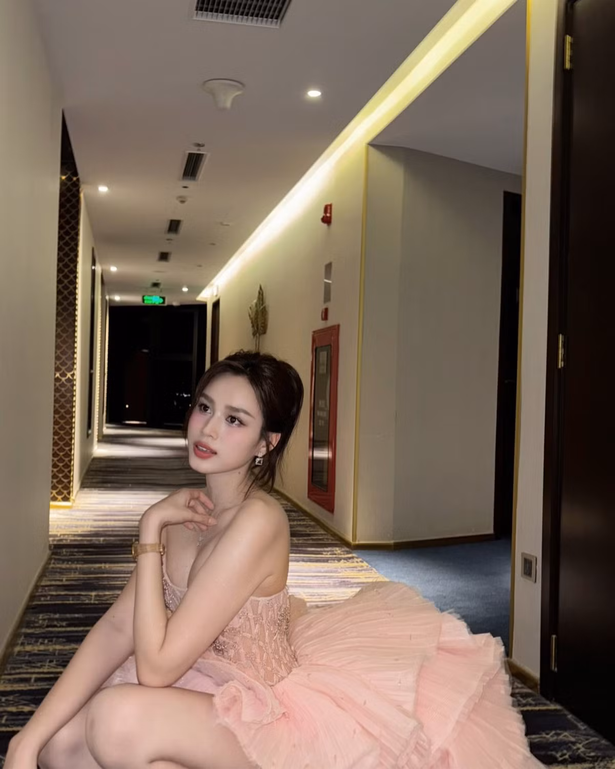 Với thiết kế đầm này, lợi thế hình thể của cô được phô diễn một cách triệt để, tôn lên vẻ đẹp thanh thoát và quyến rũ. Ảnh: FB Đỗ Thị Hà