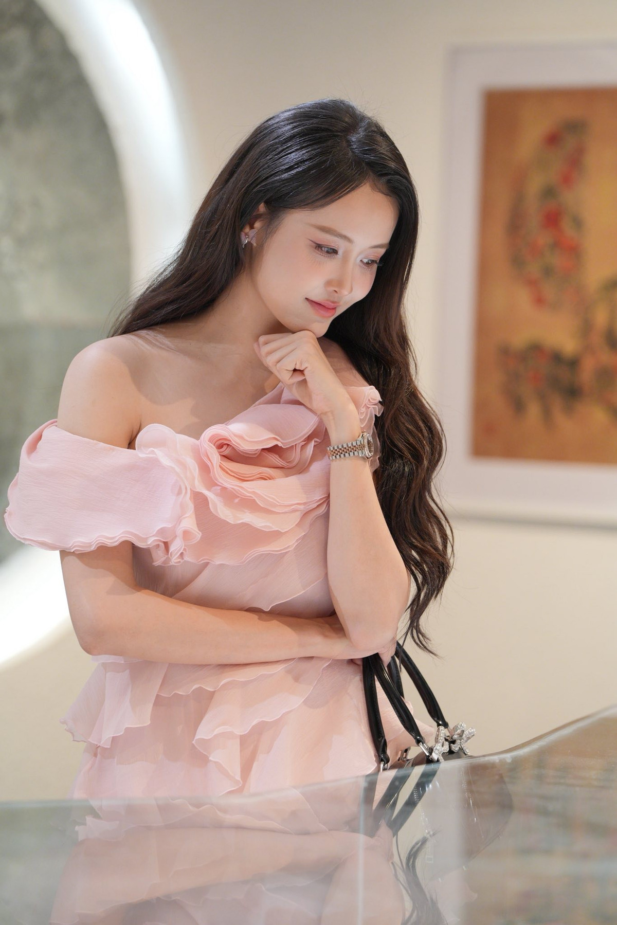 Đôi chân dài 1m2 tiếp tục là “vũ khí” lợi hại, giúp tổng thể hình thể của cô luôn trông cao ráo, thanh thoát dù diện trang phục đơn giản hay cầu kỳ.