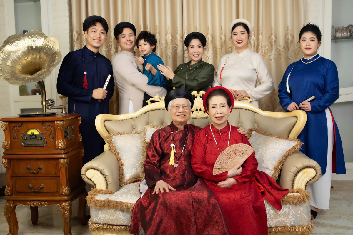 Con gái Hồng Vân từ Mỹ về mừng 60 năm ngày cưới ông bà ngoại. Ảnh: FB Hồng Vân