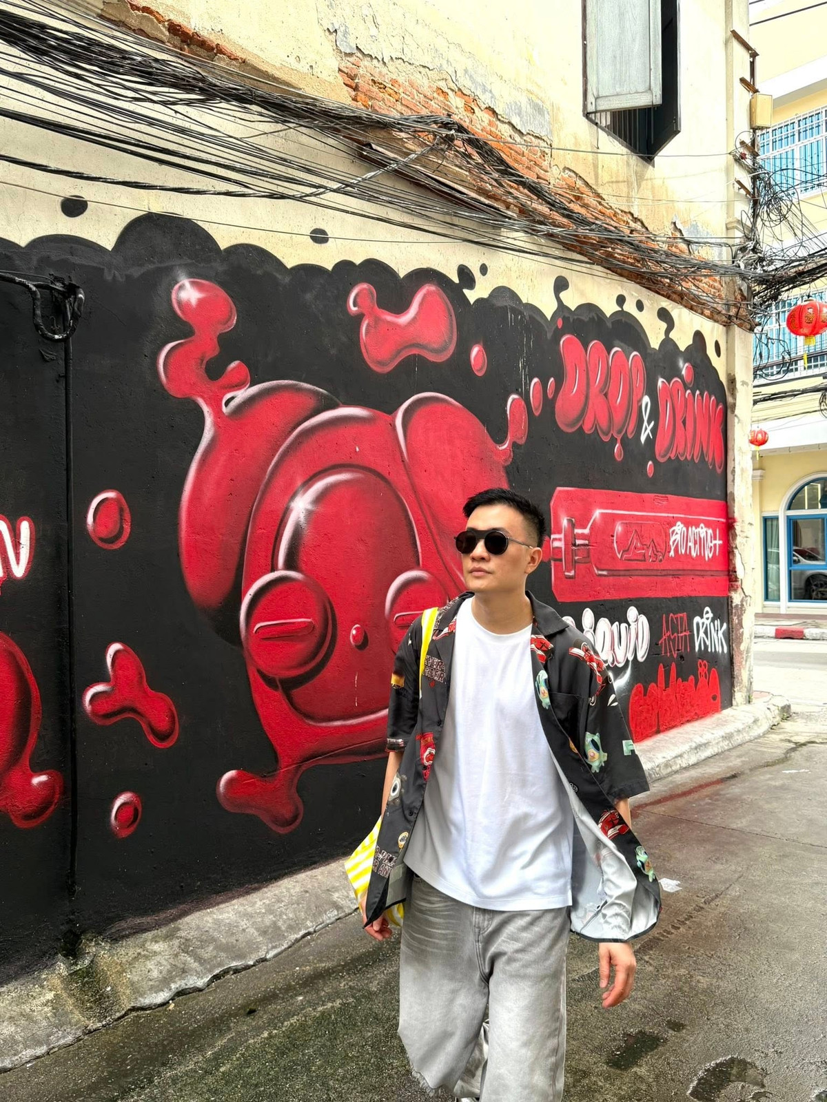 Lương Mạnh Hải dí dỏm: Cứ ra đường nhiều mới thấy ở nhà ru rú vừa đỡ mỏi chân, vừa sung sướng biết bao. Ảnh: FB Lương Mạnh Hải