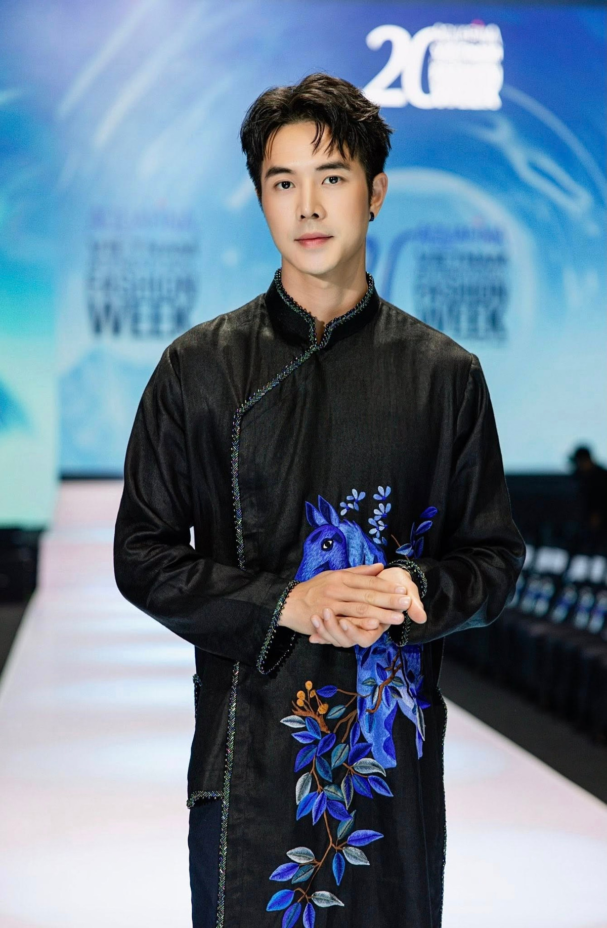 Phong cách thời trang đời thường của Đức Hiếu cũng ghi điểm: năng động, khỏe khoắn và đậm chất đàn ông.