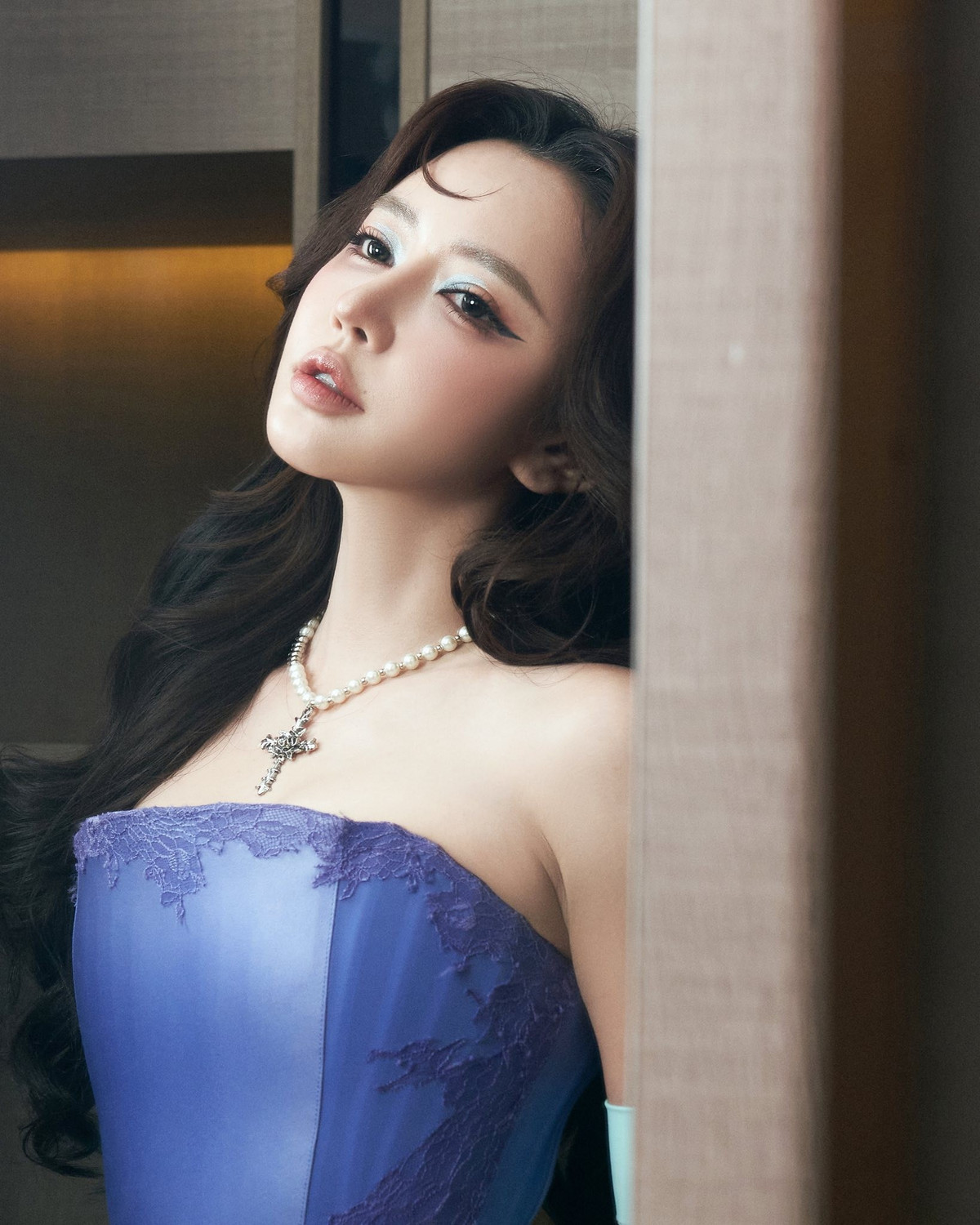 Trong khi một bộ phận cho rằng đây có thể là hệ quả của việc can thiệp thẩm mỹ hoặc chỉnh sửa ảnh, nhiều người hâm mộ khác vẫn bênh vực nữ ca sĩ và cho rằng ánh sáng, góc chụp hoặc lớp trang điểm có thể khiến gương mặt cô trông khác lạ.