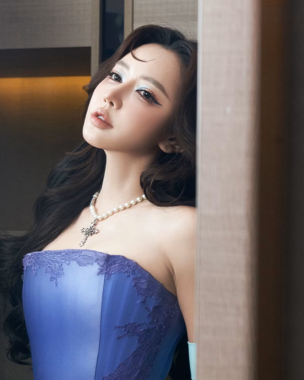 Trong khi một bộ phận cho rằng đây có thể là hệ quả của việc can thiệp thẩm mỹ hoặc chỉnh sửa ảnh, nhiều người hâm mộ khác vẫn bênh vực nữ ca sĩ và cho rằng ánh sáng, góc chụp hoặc lớp trang điểm có thể khiến gương mặt cô trông khác lạ.