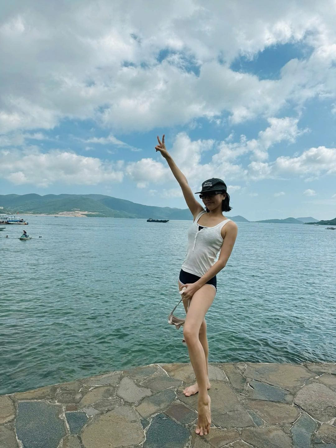 Trong chuyến du lịch gần đây, Diệu Nhi tranh thủ thực hiện một bộ ảnh diện bikini khoe vóc dáng săn chắc. Nữ diễn viên lựa chọn mẫu bikini tông đen tối giản, kết hợp thêm áo ba lỗ bên ngoài để tổng thể vừa quyến rũ nhưng vẫn tinh tế, không quá hở hang.