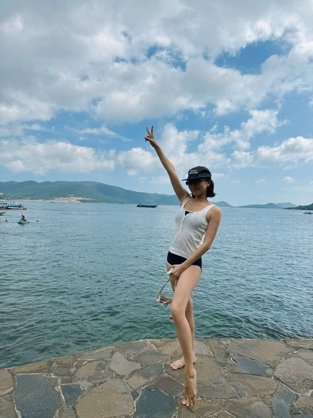 Trong chuyến du lịch gần đây, Diệu Nhi tranh thủ thực hiện một bộ ảnh diện bikini khoe vóc dáng săn chắc. Nữ diễn viên lựa chọn mẫu bikini tông đen tối giản, kết hợp thêm áo ba lỗ bên ngoài để tổng thể vừa quyến rũ nhưng vẫn tinh tế, không quá hở hang.