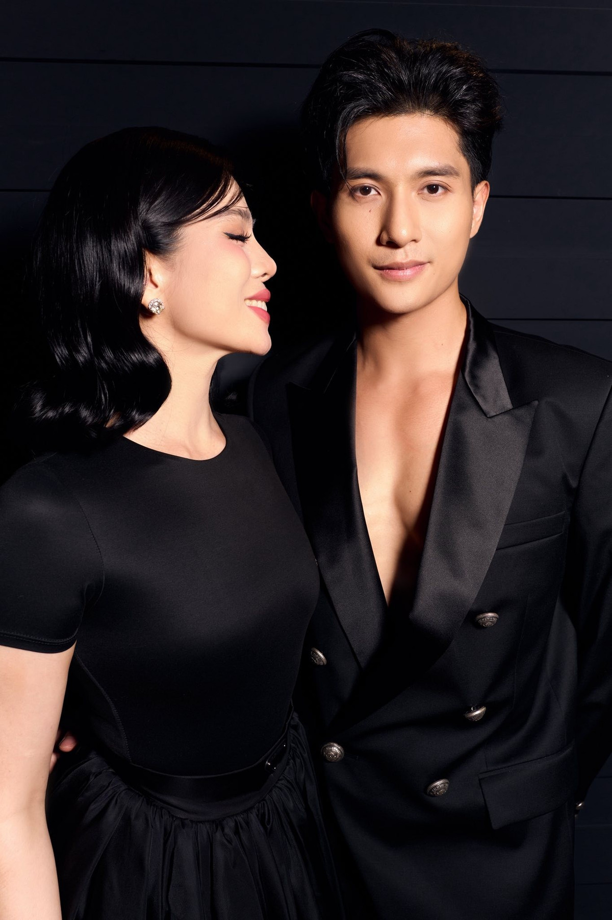 Tin tức sao Việt 2/10: Lâm Bảo Châu khoe khoảnh khắc tình tứ với Lệ Quyên trên thảm đỏ trong một buổi ra mắt phim. Ảnh: FB Lâm Bảo Châu