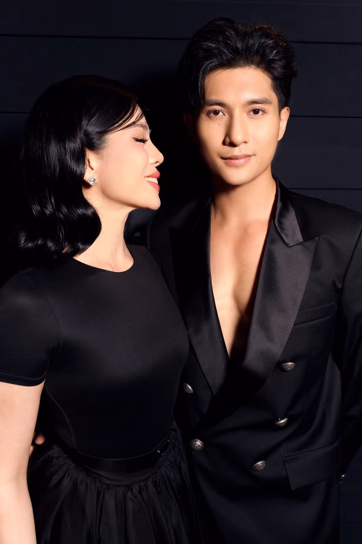 Tin tức sao Việt 2/10: Lâm Bảo Châu khoe khoảnh khắc tình tứ với Lệ Quyên trên thảm đỏ trong một buổi ra mắt phim. Ảnh: FB Lâm Bảo Châu