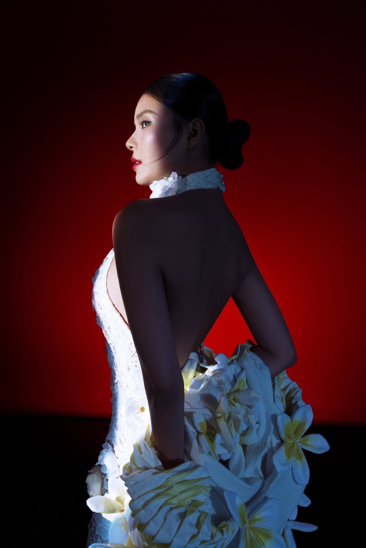 Thuý Diễm chụp ảnh nghệ thuật, khoe lưng trần gợi cảm. Ảnh: FB Nguyễn Ngọc Thuý Diễm