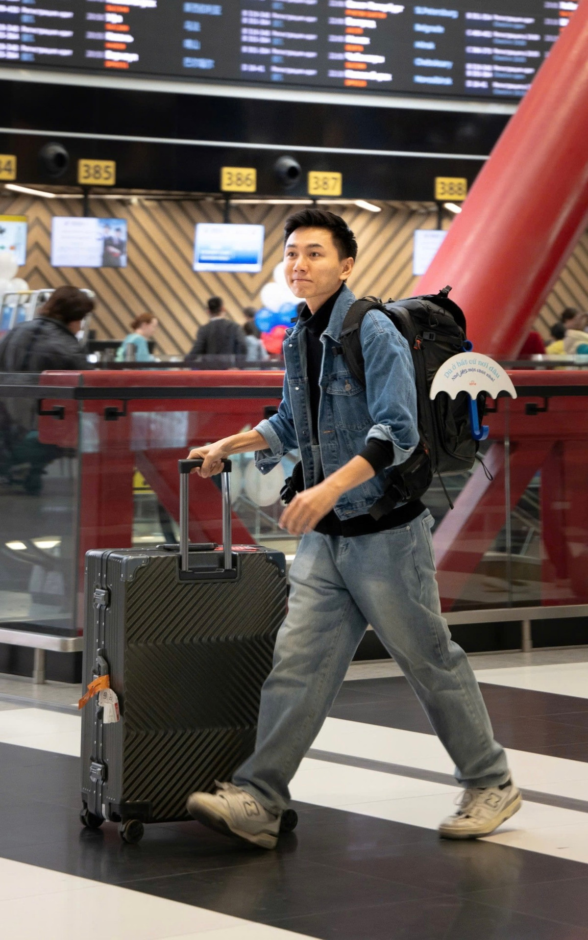 Theo chính sách của YouTube, người sáng tạo nội dung sẽ nhận khoảng 55% doanh thu quảng cáo hiển thị trên video, phần còn lại thuộc về nền tảng. Dữ liệu ước tính từ trang thống kê SocialBlade cho thấy mỗi tháng kênh YouTube của Khoai Lang Thang có thể mang về khoản thu từ khoảng 4.800 USD đến 77.000 USD. Con số này tương đương hơn 126 triệu đồng đến hơn 2 tỷ đồng.