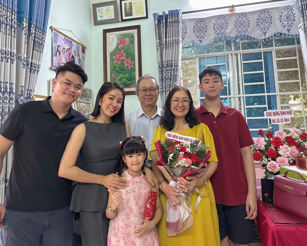 Lê Phương đưa chồng con về Trà Vinh mừng sinh nhật mẹ. Ảnh: FB Lê Phương