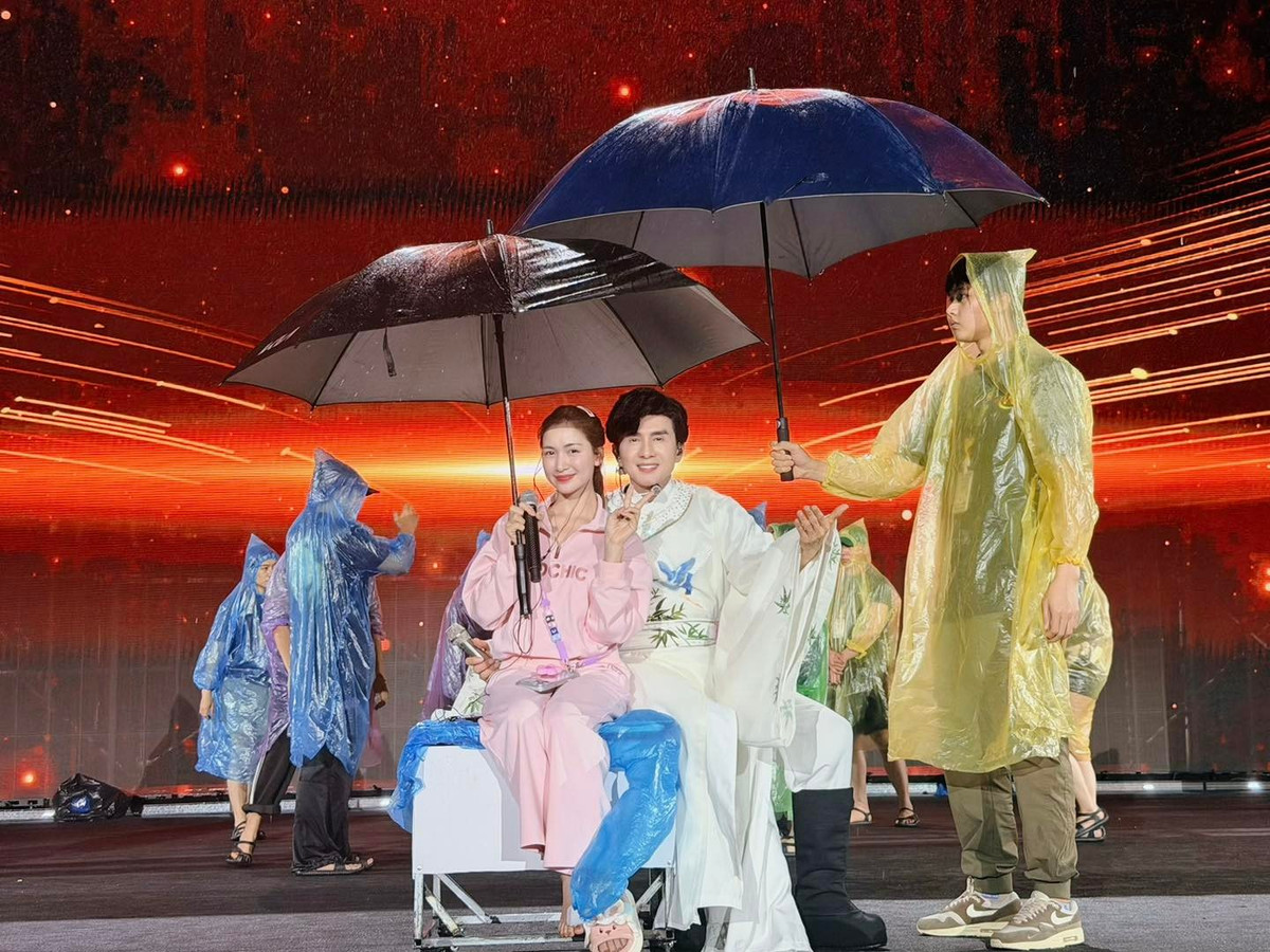 Hòa Minzy cùng Đan Trường tập duyệt cho liveshow kỷ niệm 30 năm ca hát của anh. Ảnh: FB Hòa Minzy