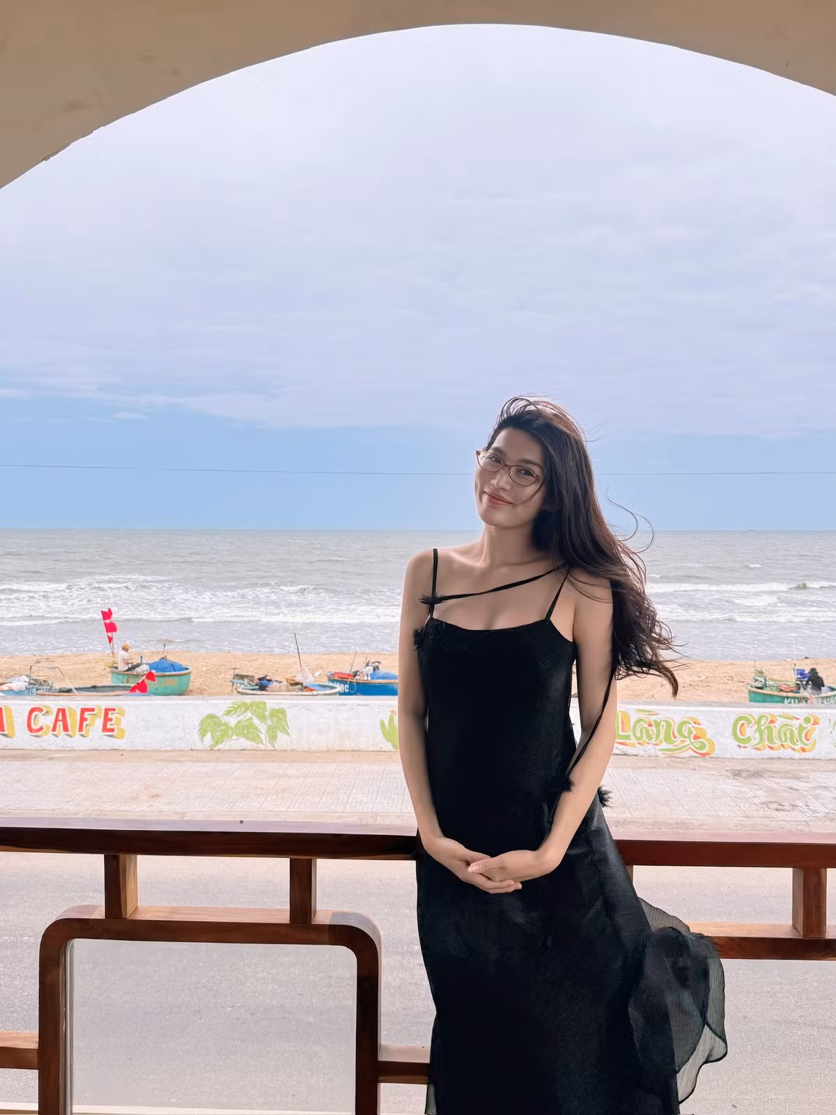 Những ngày gần đây, hình ảnh Á hậu Chế Nguyễn Quỳnh Châu trong giai đoạn cuối thai kỳ thu hút sự quan tâm của đông đảo người hâm mộ. Dù đã bước sang tam cá nguyệt thứ ba, người đẹp vẫn giữ được phong thái thanh lịch cùng vẻ ngoài tươi tắn.