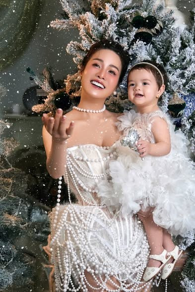 Nhật Kim Anh cùng con gái nhỏ thực hiện bộ ảnh đón Giáng sinh phong cách công chúa tuyết. Ảnh: FB Nhật Kim Anh