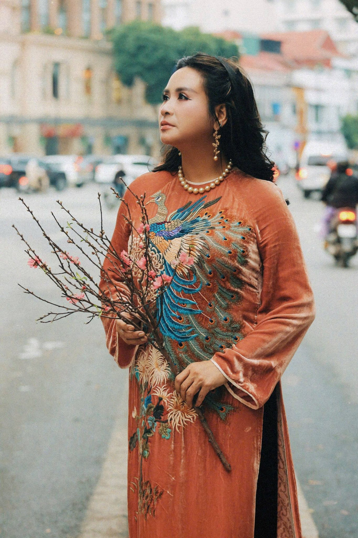 Không chỉ chinh phục người nghe bằng giọng hát nội lực, Thanh Lam còn ghi điểm nhờ vẻ đẹp sắc sảo, đầy sức sống. Nữ diva sở hữu đôi mắt “biết nói”, luôn ánh lên sự mãnh liệt và cảm xúc – yếu tố khiến mỗi lần xuất hiện của chị đều để lại ấn tượng khó quên.