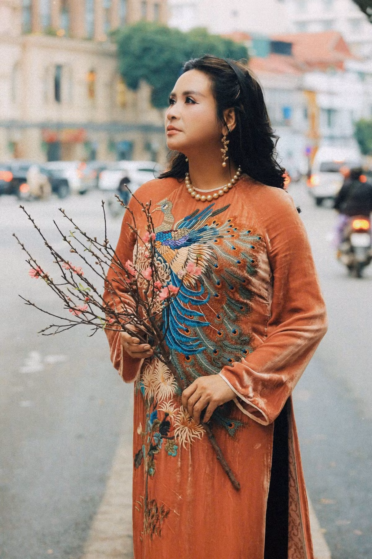 Không chỉ chinh phục người nghe bằng giọng hát nội lực, Thanh Lam còn ghi điểm nhờ vẻ đẹp sắc sảo, đầy sức sống. Nữ diva sở hữu đôi mắt “biết nói”, luôn ánh lên sự mãnh liệt và cảm xúc – yếu tố khiến mỗi lần xuất hiện của chị đều để lại ấn tượng khó quên.