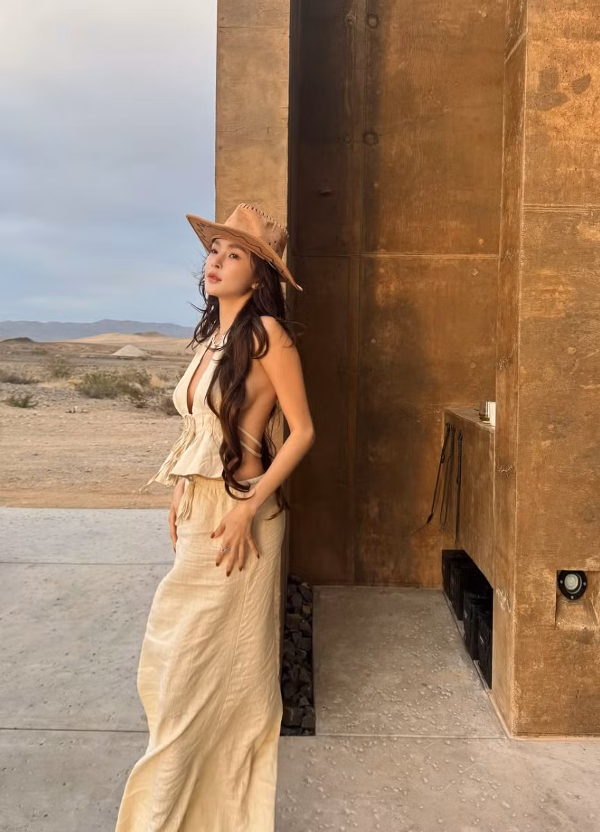 Kiểu trang phục không nội y của mỹ nhân gợi cảm có lẽ chỉ phù hợp trong các chuyến du lịch.