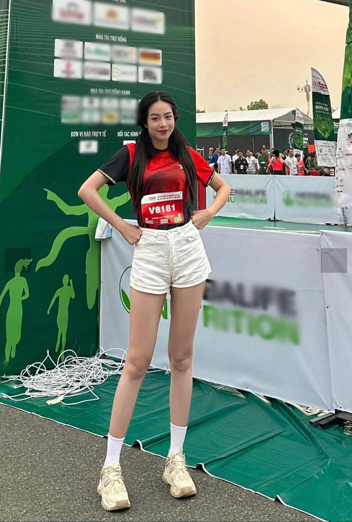 Người đẹp không chỉ duy trì phong độ trong các hoạt động nghệ thuật mà còn gây ấn tượng nhờ hình ảnh chỉn chu, phong cách thời trang đa dạng nhưng vẫn giữ được nét trẻ trung và hiện đại.