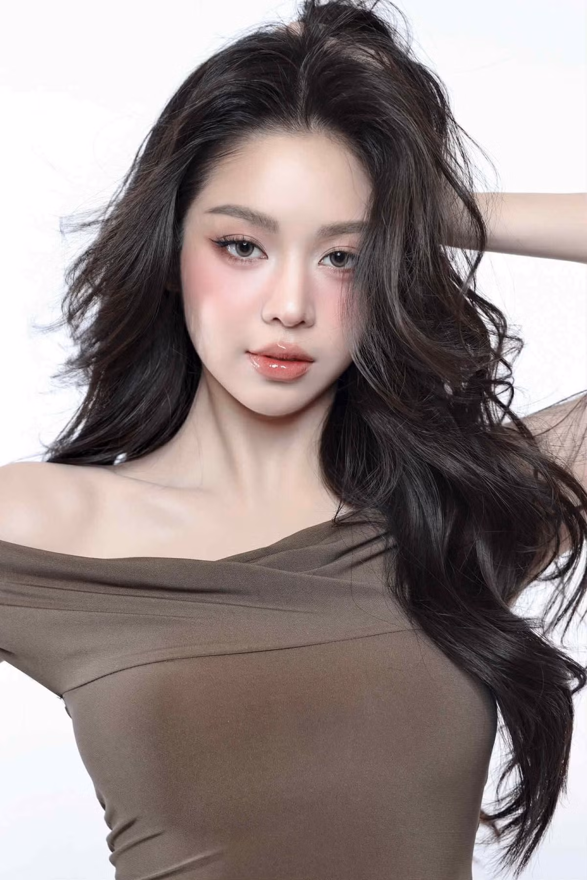 Tin tức sao Việt 12/6: Hoa hậu Thanh Thuỷ chụp bộ cảnh khoe cận dung mạo ngọt ngào như búp bê. Ảnh: FB Huỳnh Thị Thanh Thủy