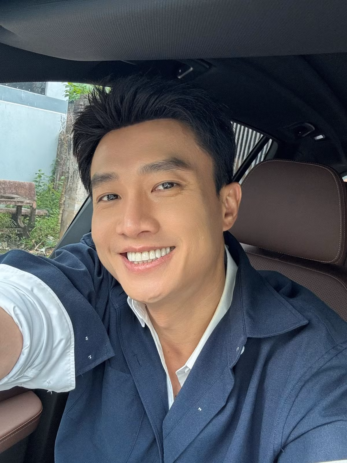 Diễn viên Quốc Trường chia sẻ hài hước: "Trai đẹp 37 tuổi, làm chủ, có mọi thứ trong tay. Từ thứ 2 đến thứ 7, chủ nhật vẫn làm". Ảnh: FB Nguyễn Quốc Trường