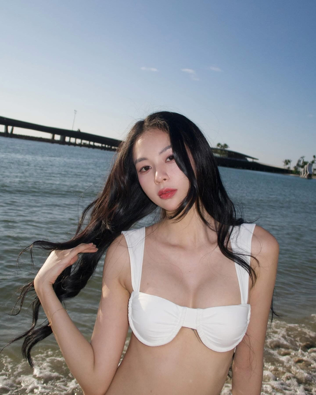 Những thiết kế khoe khéo vòng một đầy đặn, làn da trắng mịn không tì vết và thần thái sắc lạnh giúp cô luôn nổi bật trong mọi khung hình. Ảnh: FB Phí Phương Anh