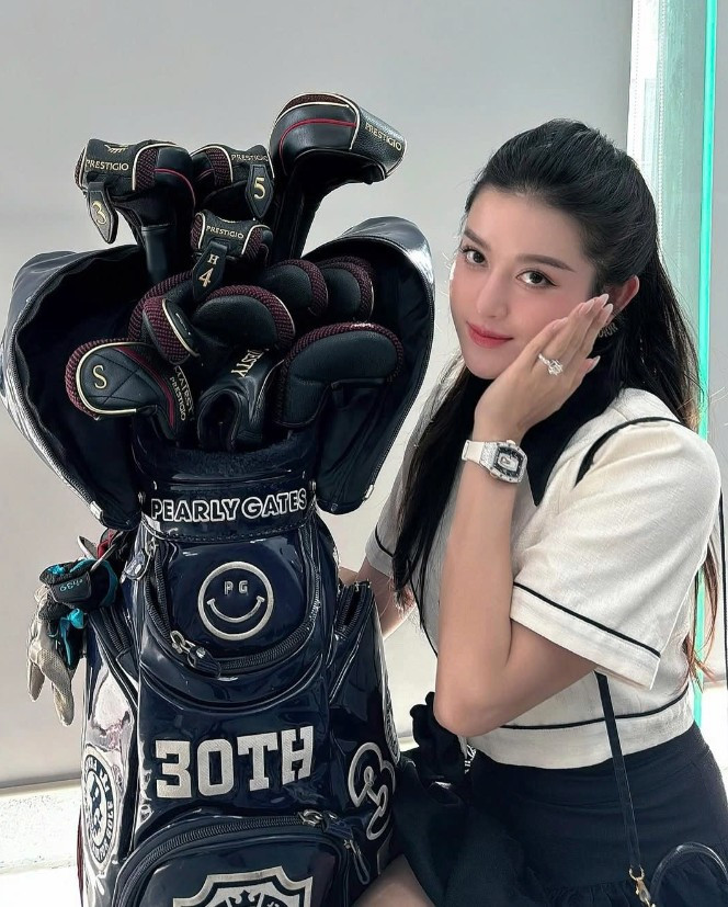 Gia đình người đẹp hiện sinh sống trong căn biệt thự rộng khoảng 800m² tại khu vực ngoại thành Hà Nội, không gian sống sang trọng và riêng tư. Ảnh: FB Nguyen Tran Huyen My