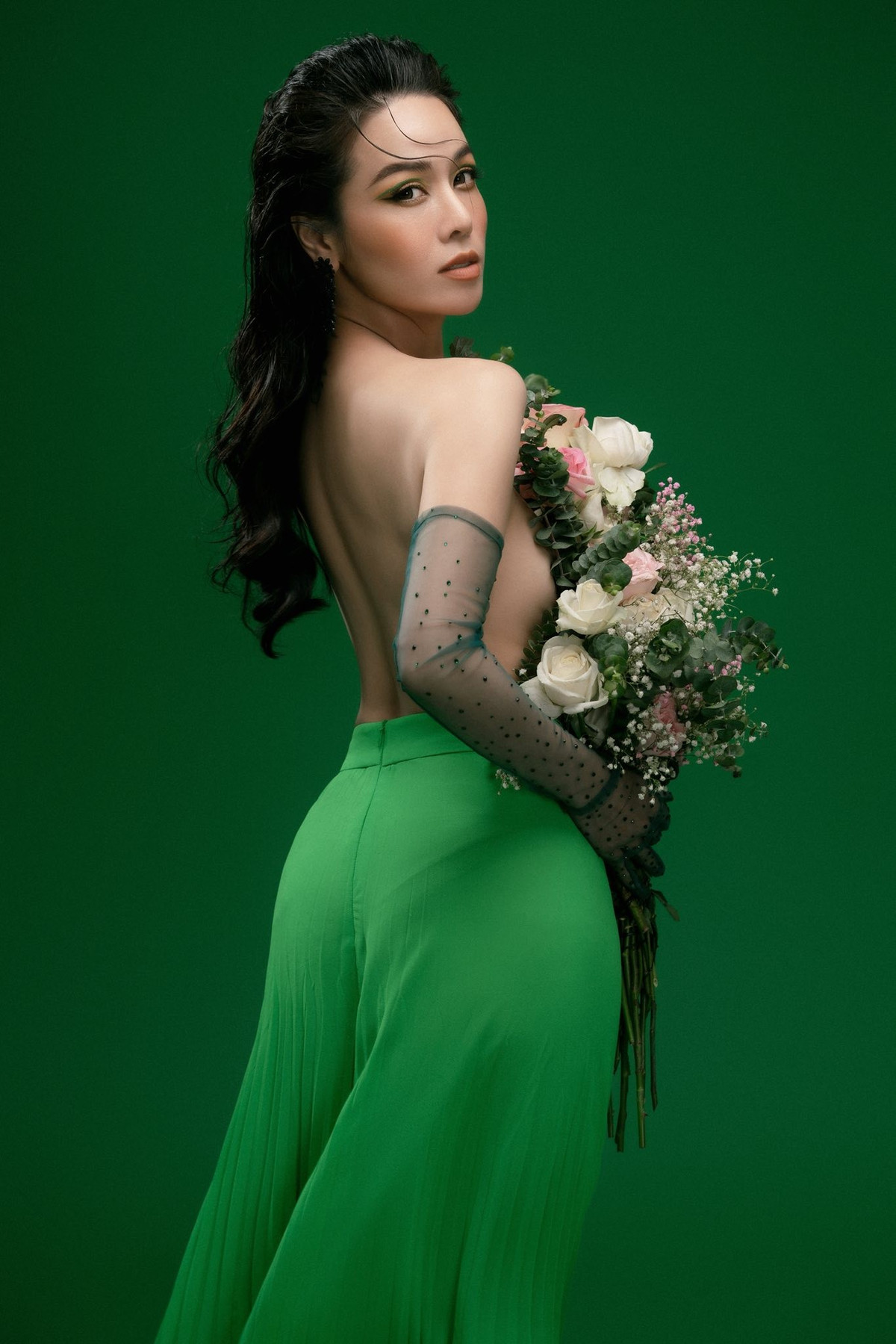 Ca sĩ Nhật Kim Anh gây chú ý khi tung bộ ảnh chụp bán khỏa thân quyến rũ. Ảnh: FB Nhật Kim Anh