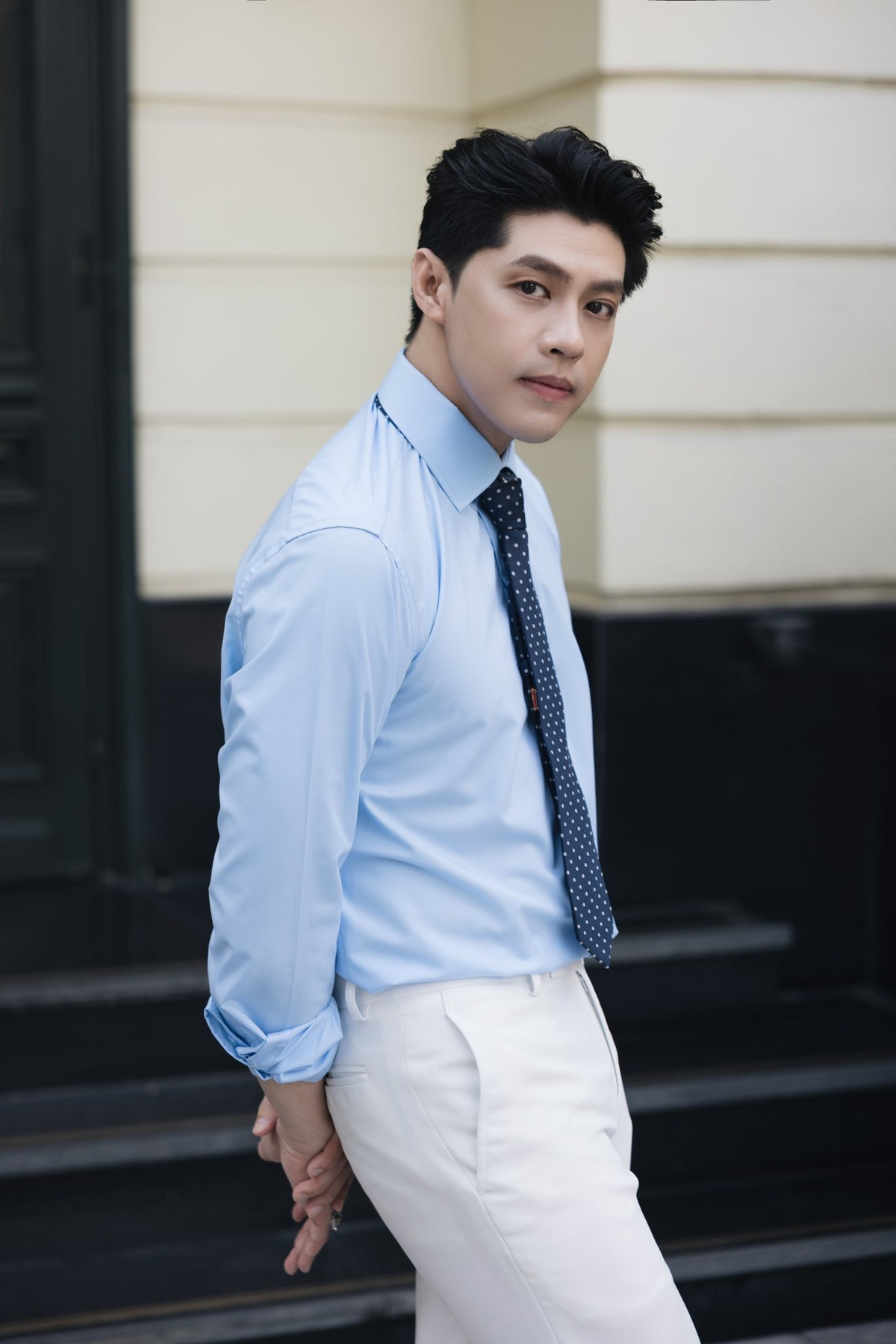 Trong bộ áo thun trắng đơn giản, kết hợp với kính mắt, nam ca sĩ khoe trọn gương mặt sáng sủa, làn da mịn màng cùng nét trẻ trung khó tin ở tuổi 36.