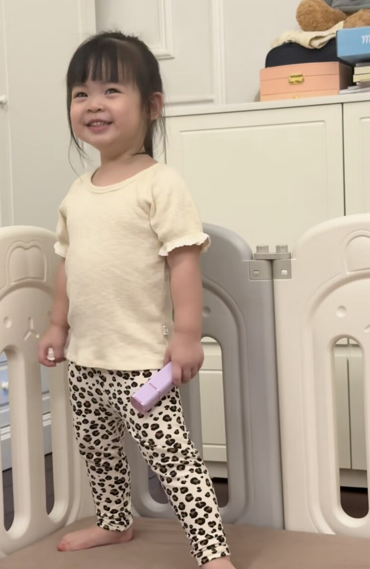 Trong đoạn video được chia sẻ trên trang TikTok cá nhân, Hoa hậu Đỗ Mỹ Linh ghi lại khoảnh khắc con gái nhỏ tự tin cất giọng hát.