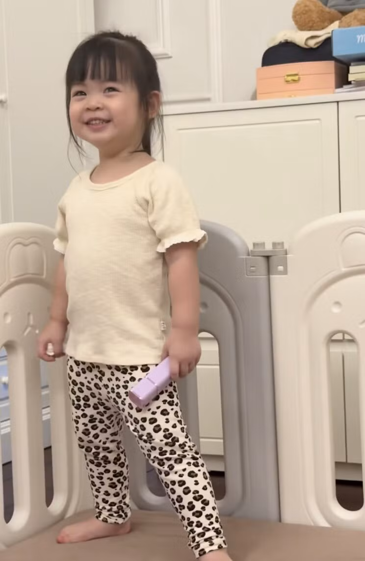 Trong đoạn video được chia sẻ trên trang TikTok cá nhân, Hoa hậu Đỗ Mỹ Linh ghi lại khoảnh khắc con gái nhỏ tự tin cất giọng hát.