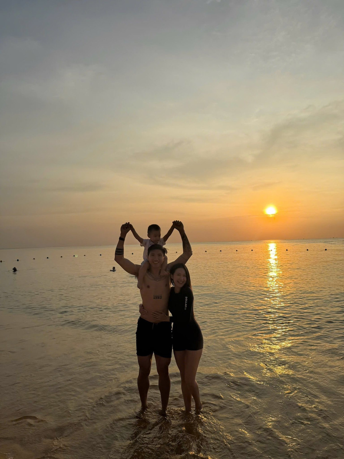 Người đẹp Doãn Hải My cùng gia đình du lịch biển Phú Quốc. Ảnh: FB Đoàn Văn Hậu